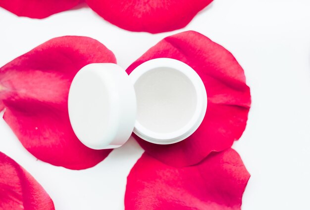 Schoonheid crème pot en rozenblaadjes cosmetica met bloemen gestileerd concept