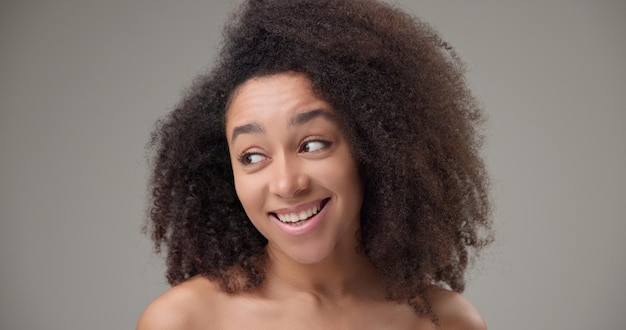 Schoonheid en gezondheidszorg mooie Afro-Amerikaanse vrouw met krullend afro kapsel en helder gezond