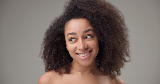 Schoonheid en gezondheidszorg mooie Afro-Amerikaanse vrouw met krullend afro kapsel en helder gezond