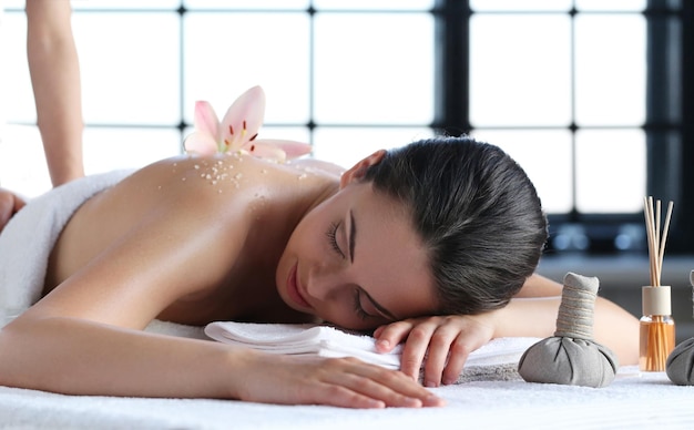Schoonheid en spa vrouw met massage