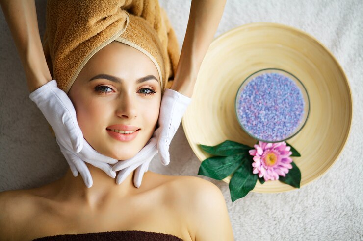 Schoonheid en verzorging. Schoonheidsspecialist maakt gezichtsmassage. Jonge vrouw