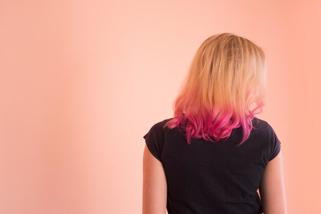 Schoonheid fashion model meisje met creatief kleurrijk geverfd haar Glamoureus meisje met levend koraal haar Pink haired woman