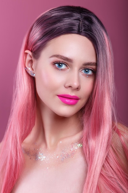 Schoonheid fashion model meisje met kleurrijk geverfd roze haar Meisje met lichte make-up en roze lippen