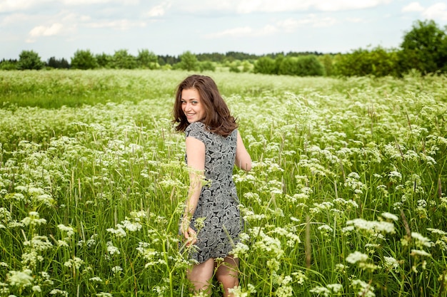 Schoonheid gelukkig meisje buiten genieten van de natuur. mooie jonge vrouw op zomerveld