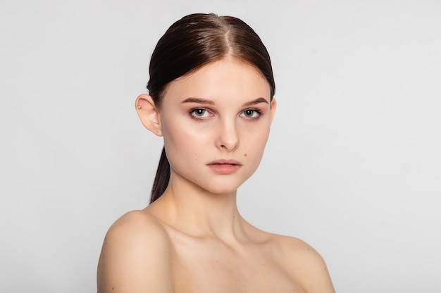 Schoonheid huid vrouw natuurlijke make-up gezicht cosmetische concept. Schoonheidsportret van vrouwelijk gezicht met natuurlijke heldere huid