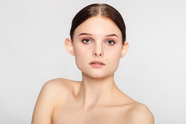 Schoonheid huid vrouw natuurlijke make-up gezicht cosmetische concept. Schoonheidsportret van vrouwelijk gezicht met natuurlijke heldere huid
