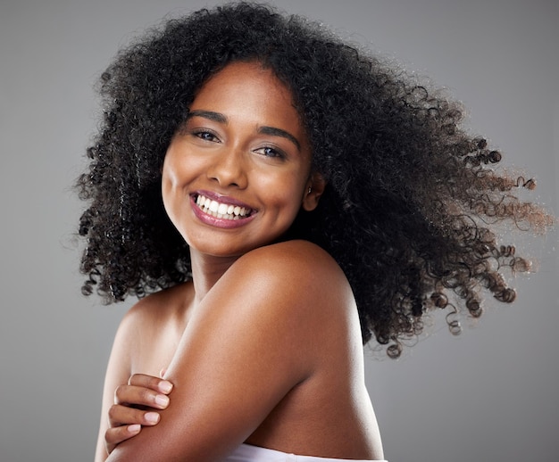 Schoonheid huidverzorging en haarverzorging van zwarte vrouw met glimlach voor cosmetica make-up en dermatologie mockup voor gezondheid en welzijn Portret van gelukkige vrouw met een gezonde gloed op de huid en het lichaam van het gezicht