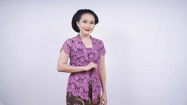 Schoonheid in kebaya schattig lachend ziet er elegant uit geïsoleerd op een witte achtergrond