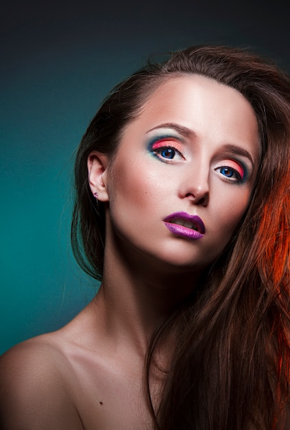 Schoonheid kunst make-up op het gezicht van een vrouw meisje met rood haar