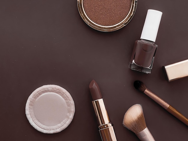 Schoonheid make-up en cosmetica flatlay design met copyspace cosmetische producten en make-up tools op bruine achtergrond girly en vrouwelijke stijl