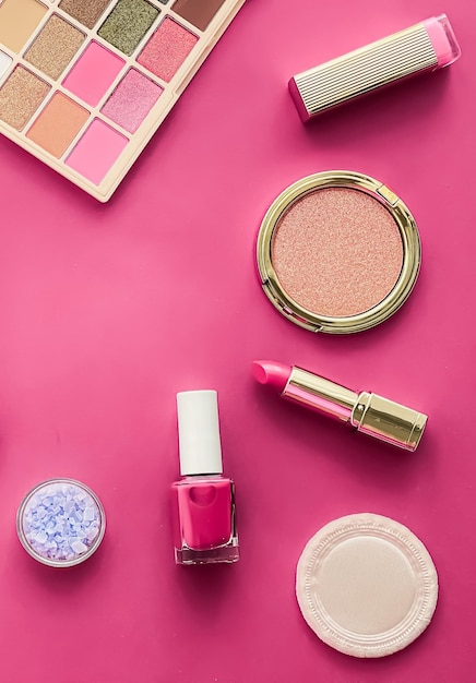 Schoonheid make-up en cosmetica flatlay ontwerp met copyspace cosmetische producten en make-up tools op roze achtergrond girly en vrouwelijk stijlconcept