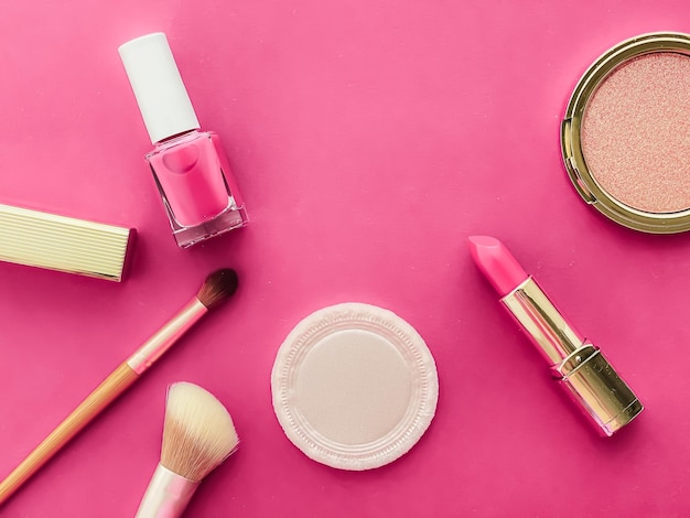 Schoonheid make-up en cosmetica flatlay ontwerp met copyspace cosmetische producten en make-up tools op roze achtergrond girly en vrouwelijk stijlconcept