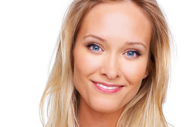 Foto schoonheid make-up en glimlach met portret van vrouw in studio voor cosmetica dermatologie en spa behandeling zelfzorg gezondheid en gloed met gezicht van model op witte achtergrond voor cosmetologie en gezichtsbehandeling