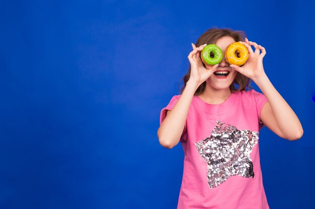 Schoonheid meisje dat kleurrijke donuts.