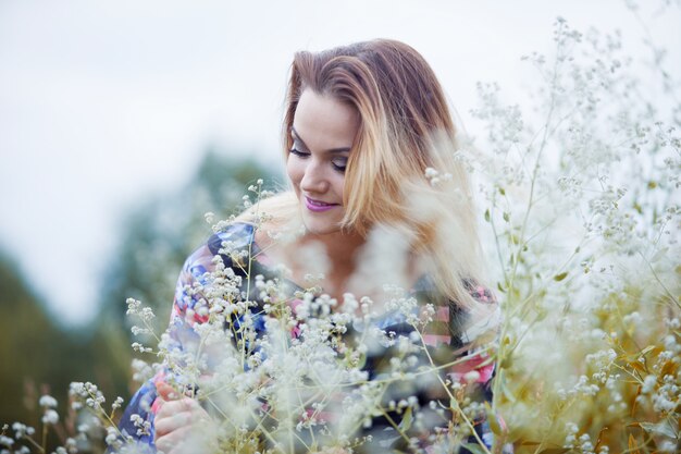 Schoonheid meisje geniet van de natuur