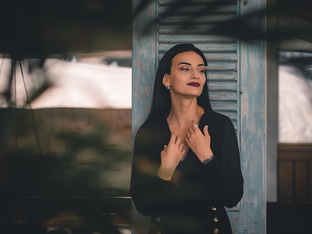 Foto schoonheid meisje portret met palmen