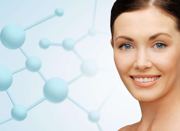 schoonheid, mensen en gezondheidsconcept - mooi jong vrouwengezicht over blauwe achtergrond met moleculen