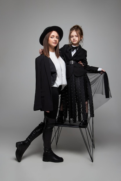 Schoonheid mode moeder en dochter. Familie fotoshoot, vreugde en leuke emoties. Vrouw en een meisje omarmen