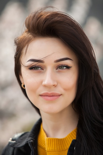 Schoonheid mode portret van jonge mooie brunette vrouw met lang zwart haar en groene ogen