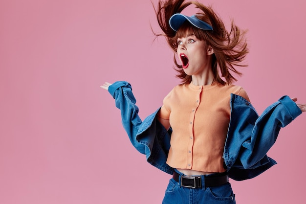 Foto schoonheid mode vrouw in een pet en spijkerjasje poseren kleur achtergrond ongewijzigd