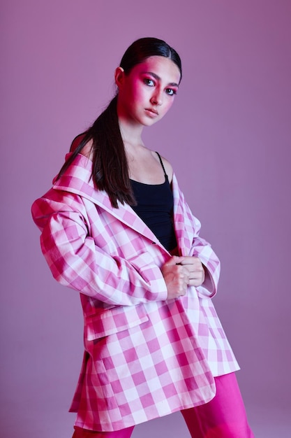 Schoonheid mode vrouwelijke roze broek mode kleding poseren geïsoleerde achtergrond ongewijzigd