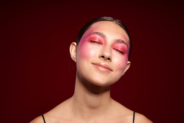 Schoonheid mode vrouwelijke zwarte t-shirt roze make-up cosmetica mode bijgesneden weergave ongewijzigd