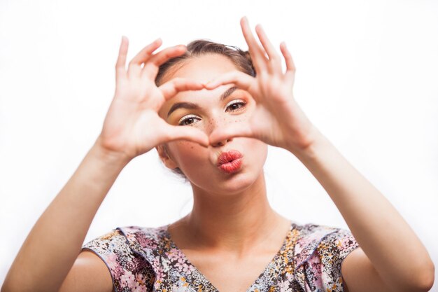 Schoonheid model meisje portret geïsoleerd op wit. Mooi blij tienermeisje met sproeten, grappig kapsel en gele en oranje make-up. Professionele make-up.