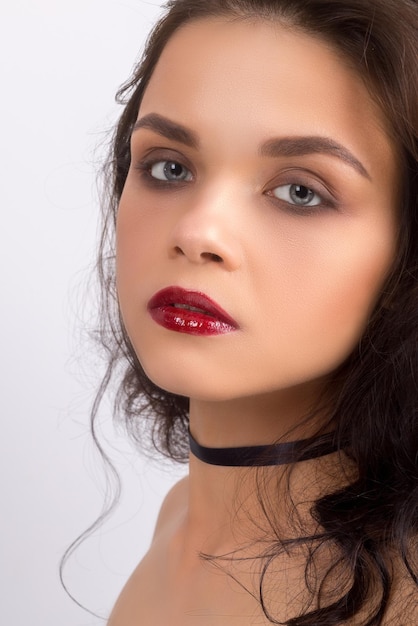 Schoonheid modelvrouw met lang bruin golvend haar gezond haar en mooie professionele make-up rode lippen