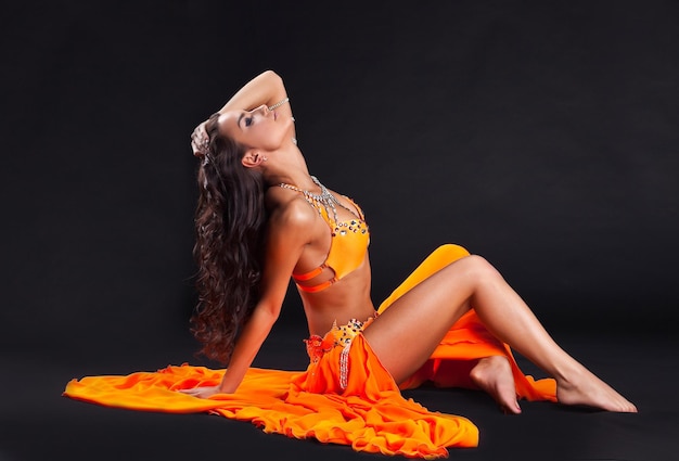 Schoonheid naakte danseres poseren in oranje sluier