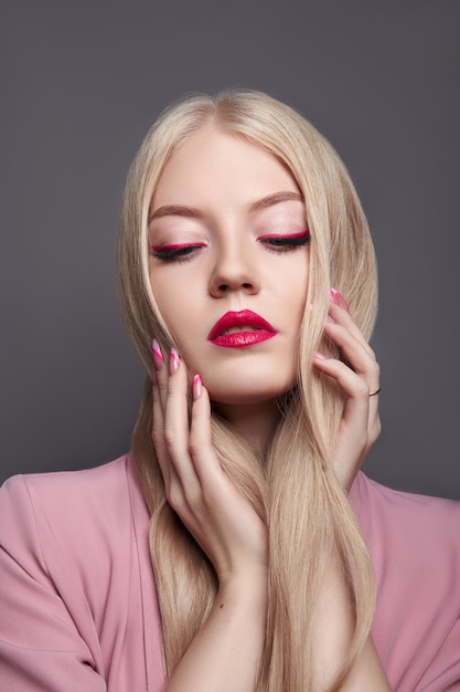 Schoonheid portret jonge vrouw lichte make-up op ogen meisje professionele gezichtsmake-up lang glad haar