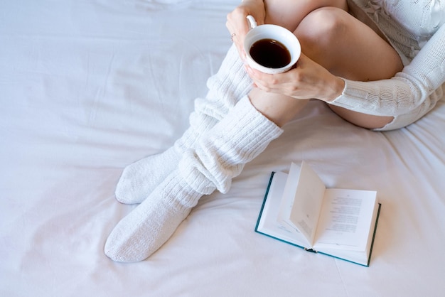 Schoonheid portret ontspannen vrouw in de ochtend en koffie drinken in bed