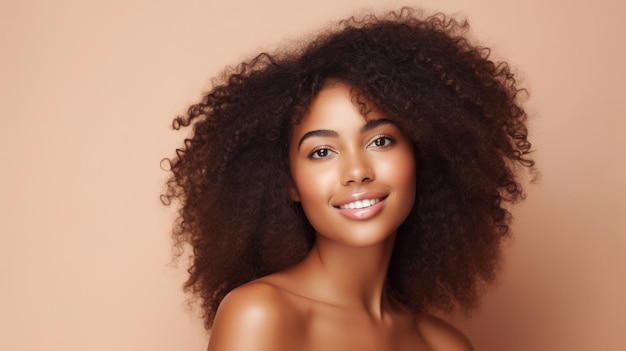Schoonheid portret van Afro-Amerikaans meisje met schone gezonde huid op beige achtergrond glimlachende dromerige mooie zwarte vrouw krullend haar in afro stijl