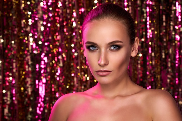 Schoonheid portret van een high fashion model vrouw in kleurrijke felle neonlichten poseren