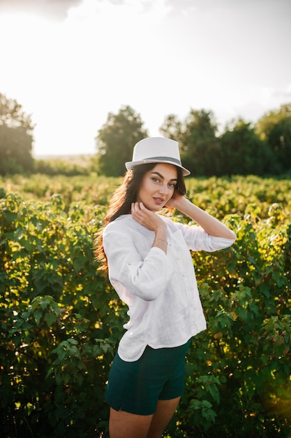 Schoonheid romantisch meisje buitenshuis mooi tiener model meisje in casual korte jurk op het veld in zonlicht waait lang haar herfst afgezwakt in warme kleuren