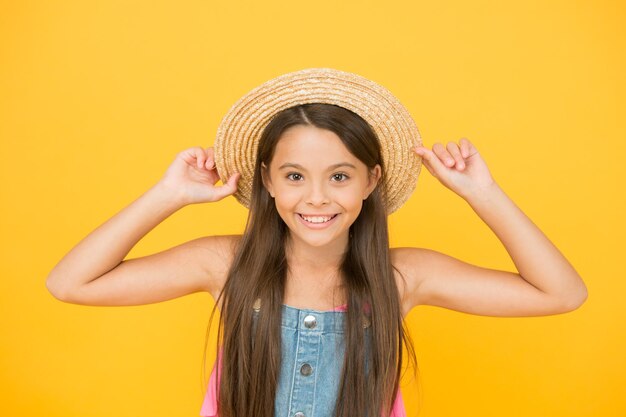 Schoonheid stijl van hete seizoen zomer weersvoorspelling vakantie tijd klein meisje draag stro strand hoed mode en schoonheid jeugd geluk gelukkige kinderdag