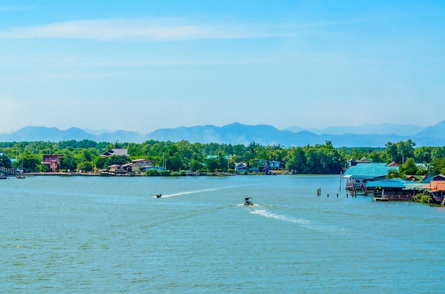 Schoonheid van Bangtaboon Bay en de huizen in de provincie Phetchaburi, Thailand