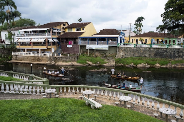 Schoonheid van het historische centrum van Morretes grenzend aan de nhundiaquara-rivier met toeristen die door de wateren van de rivier trekken