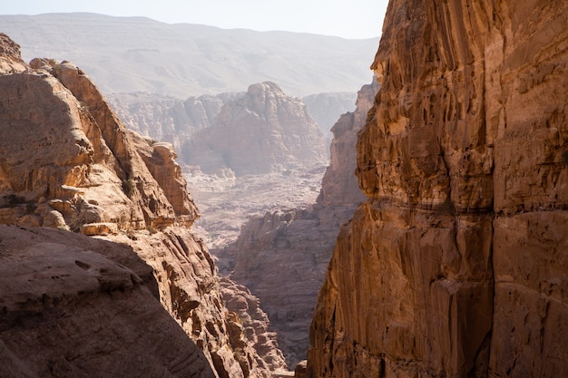 Schoonheid van rotsen en oude architectuur in Petra, Jordanië. Oude tempel in Petra