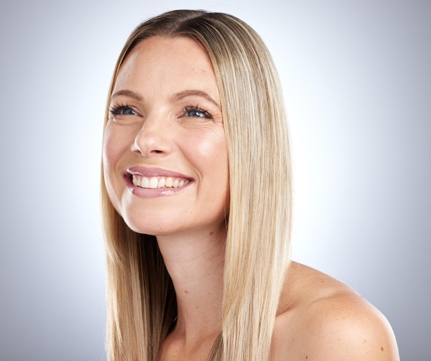 Schoonheid vrouw en haar in studio met blonde kleur glans en glans van rijke keratine textuur wellness en huidverzorging op grijze achtergrond Gelukkig model natuurlijke cosmetica en gezonde haarverzorging shampoo