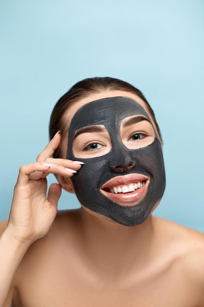 Schoonheid Vrouw Gezicht Huidverzorging Masker Portret van een mooie vrouw met een zwart masker