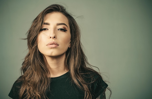 Schoonheid vrouw gezicht portret in de studio mooi meisje met schone huid natuurlijke make-up