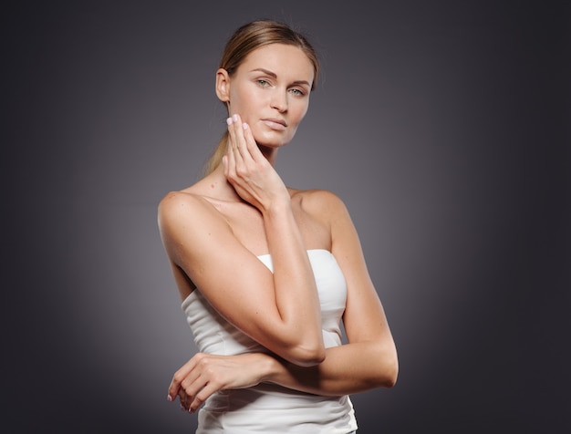 Schoonheid vrouw gezonde huid make-up natuurlijke mooi model. Met handen.