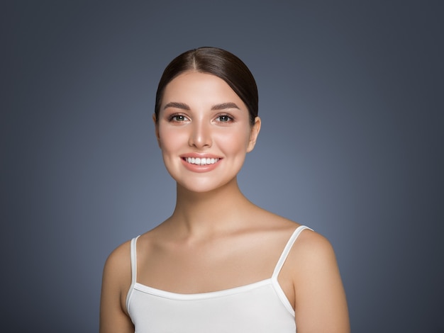 Schoonheid vrouw gezonde tanden glimlach gezond mooie huid model gezicht huidverzorging gelukkig vrouw
