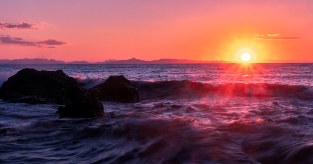 Schoonheid warme zomer zonsondergang aan zee