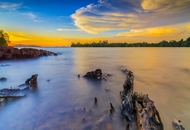 Schoonheid zonsondergang op het strand met koraal langs de kust Batam eiland