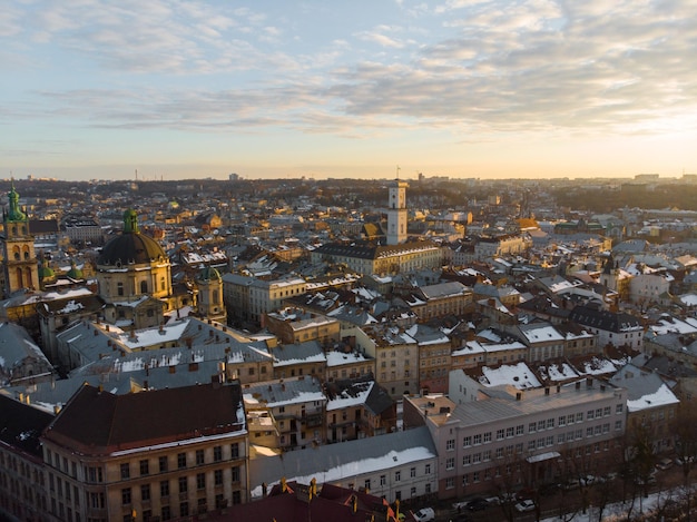 Schoonheid zonsondergang over oude Europese stad vogelperspectief
