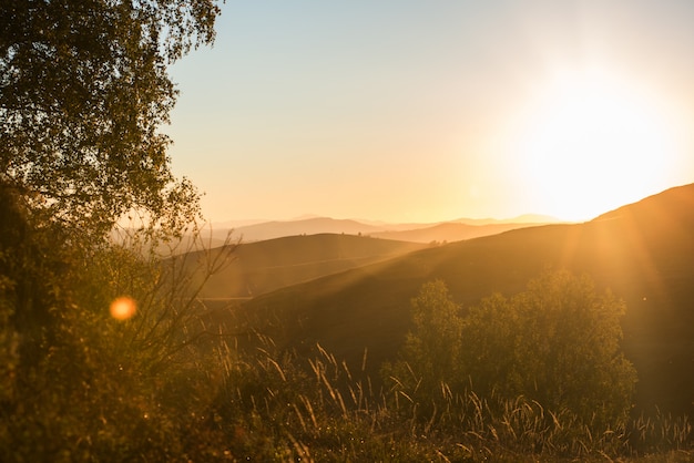 Schoonheid zonsopgang in de bergen