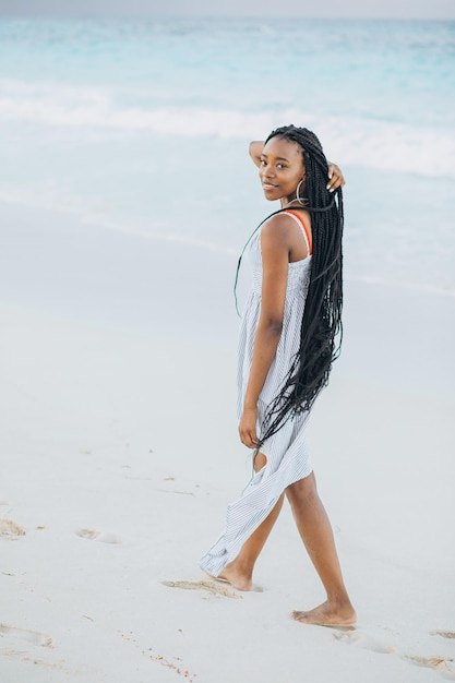 Schoonheid zwarte gemengd ras Afro-Amerikaanse vrouw met lang krullend haar