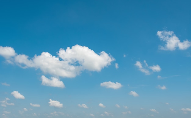 Schoonheids blauwe hemel met witte wolkenachtergrond