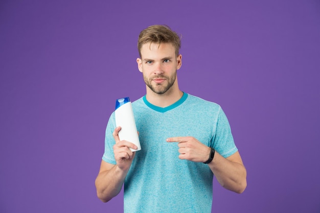 Schoonheidsadvies stijlvol kapsel voor mannen houdt haarconditioner violette achtergrond zwemmer weet dat chloor haar kan beschadigen minimaliseer chlooreffecten raad aan om conditioner aan te brengen voordat u erin duikt